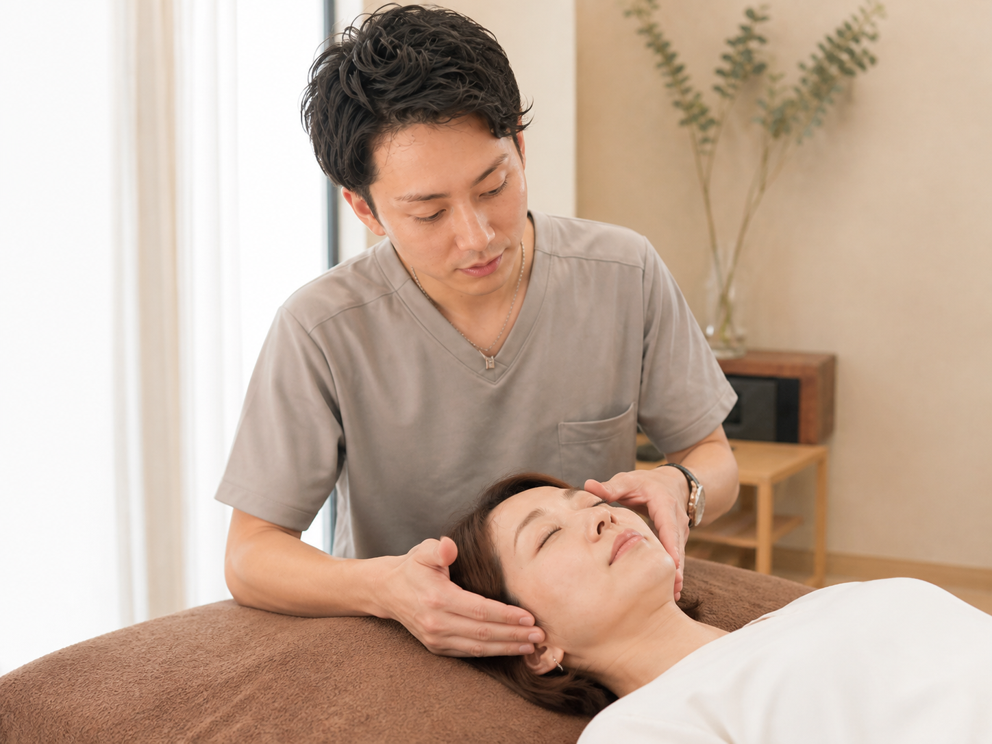 横顔とフェイスラインを確認する女性